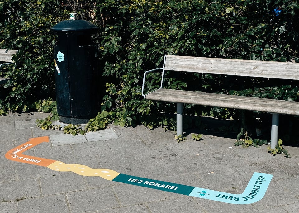 Nudging, dekal på marken som leder rökare till askkopp