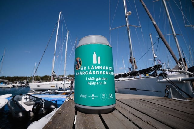 Pantinsamlingskärl på brygga i skärgården