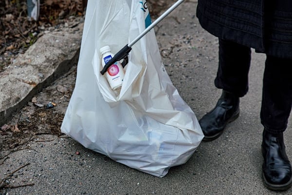 Dömdas samhällstjänst bidrar till renare natur genom skräpplockning
