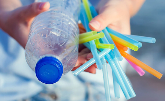 Plastflaska och plastsugrör