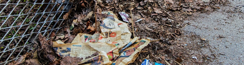 Skräp på marken