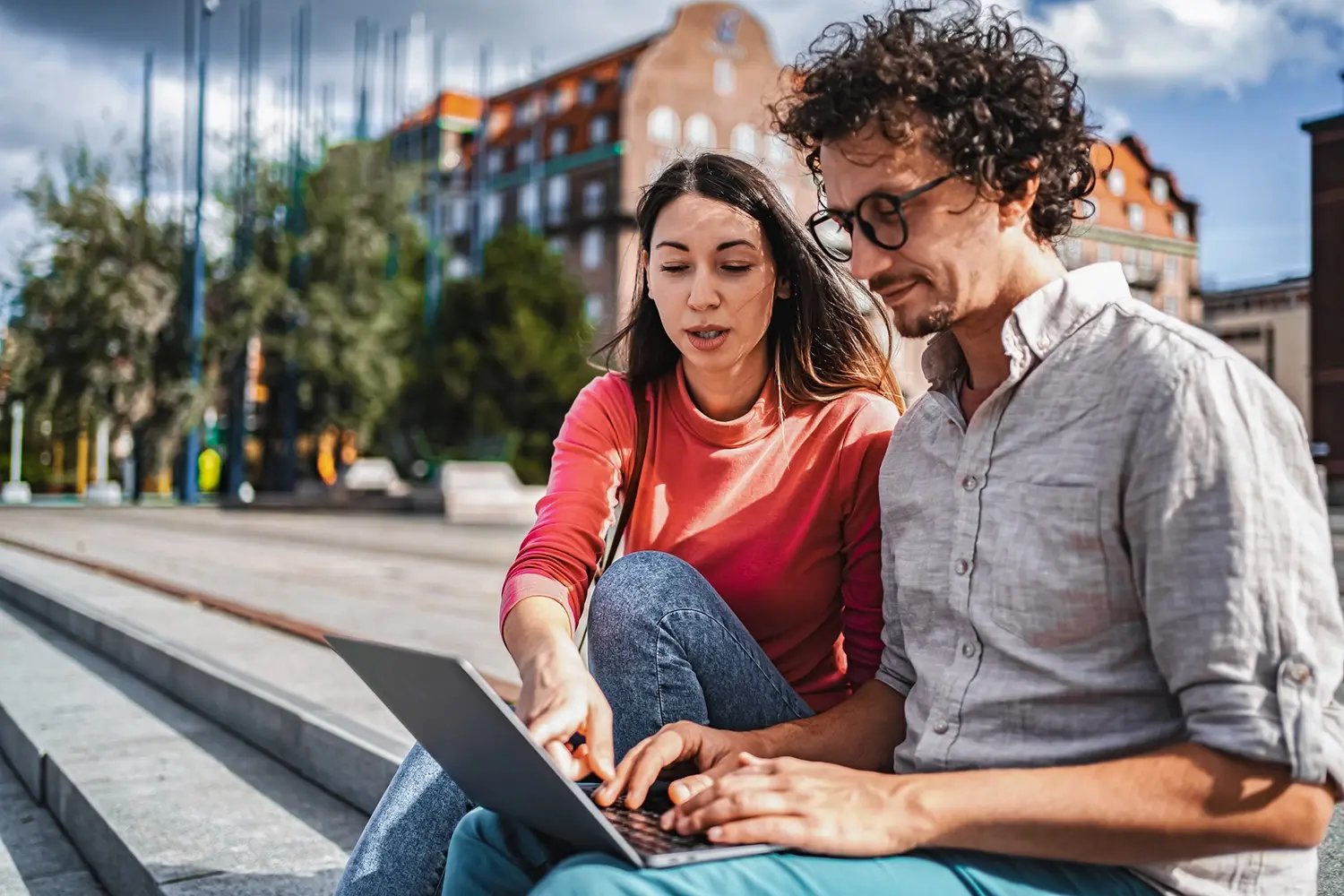 Man och kvinna tittar på laptop i Malmö