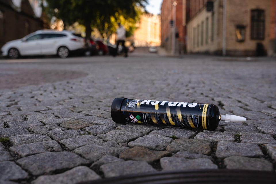 Lustgastub på marken på ett torg